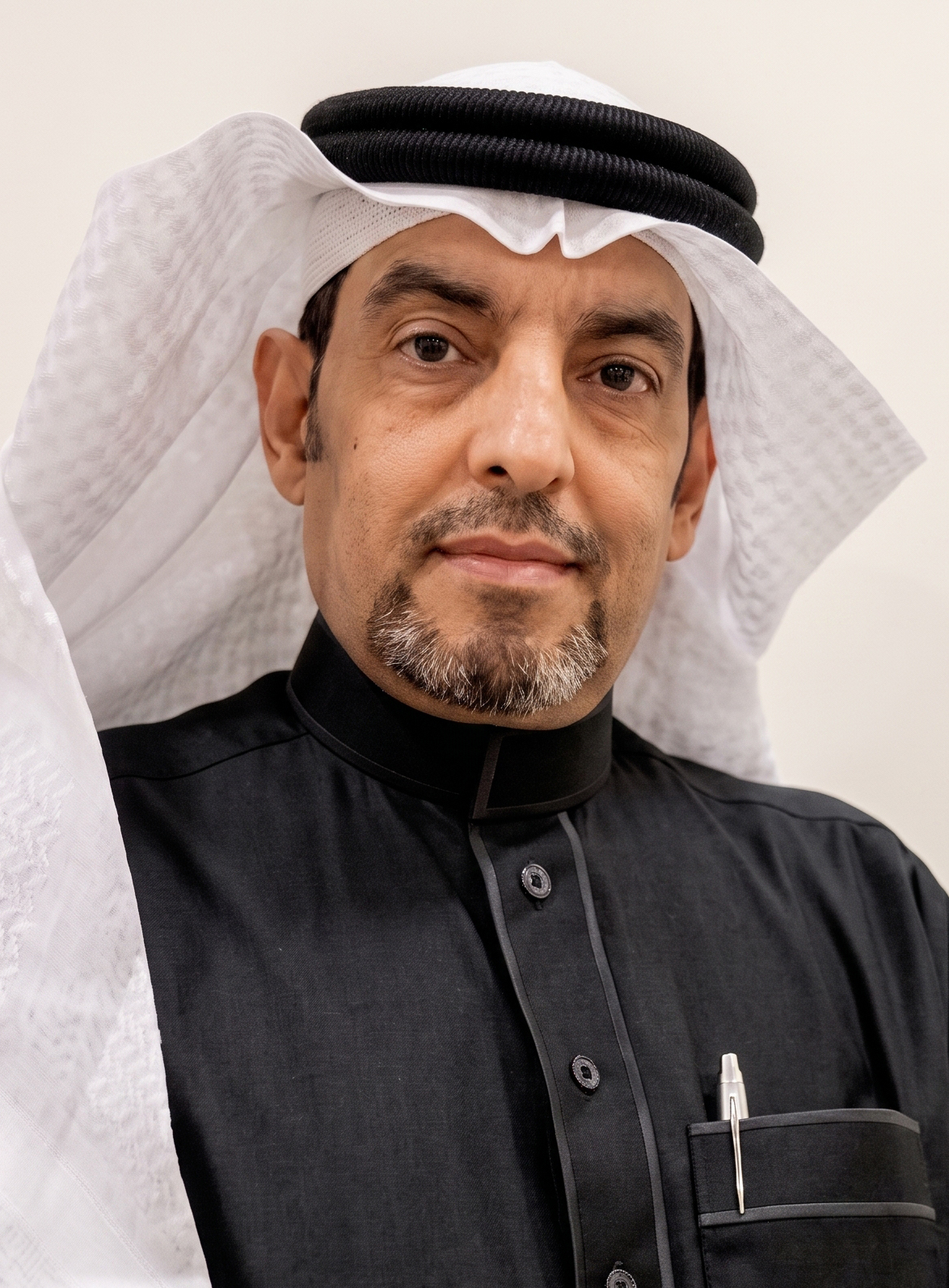 كاتب المقال